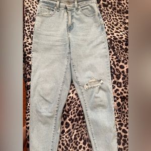 Women’s Levis High Waisted mom jeans 25
